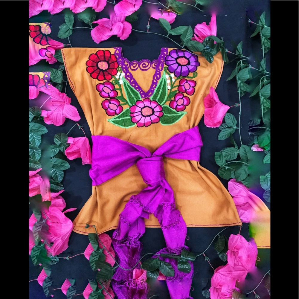 🌻🌺 Beautiful Embroidered Mexican Blouse 🌺🌻